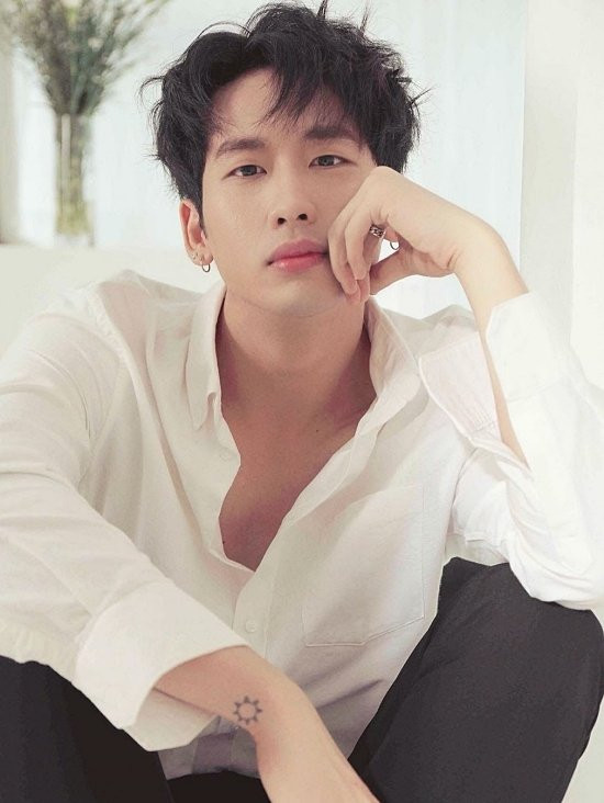 Ngoài gương mặt đẹp trai khiến bất kì ai cũng "đứng hình", Tuấn Trần còn sở hữu một body 6 múi cực phẩm.