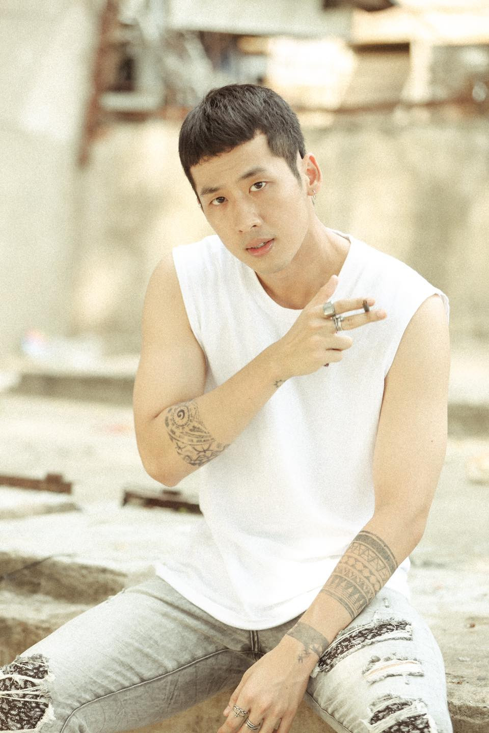 Không chỉ có cơ bắp cuồn cuộn, Tuấn Trần còn sở hữu chiều cao lý tưởng 1m86 với đôi chân dài miên man. 