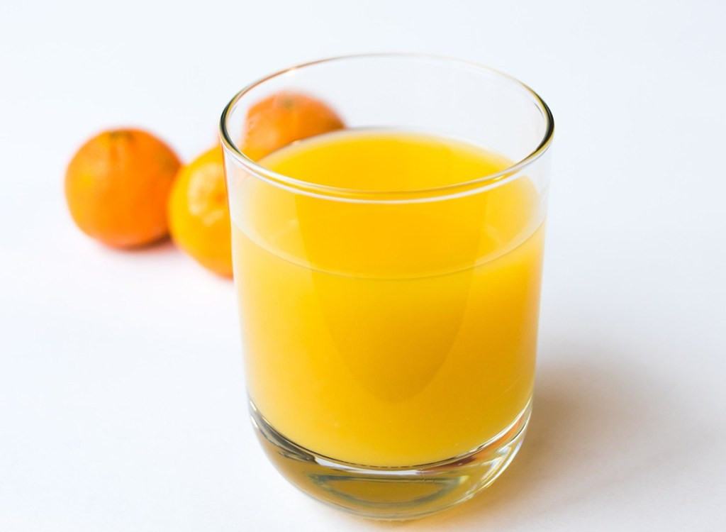 Nước ép trái cây: Nhiều người sẽ chọn nước trái cây khi muốn hấp thụ nhanh chóng vitamin C hoặc một lượng chất dinh dưỡng trong thời gian ngắn. Tuy nhiên, khi ép nước quả, bạn loại bỏ tất cả chất xơ nhưng vẫn nhận tất cả đường và calo. Uống quá nhiều đường có thể dẫn đến tăng cân, thèm đường và giảm năng lượng. Hãy bỏ qua nước ép và thay vào đó là sinh tố.