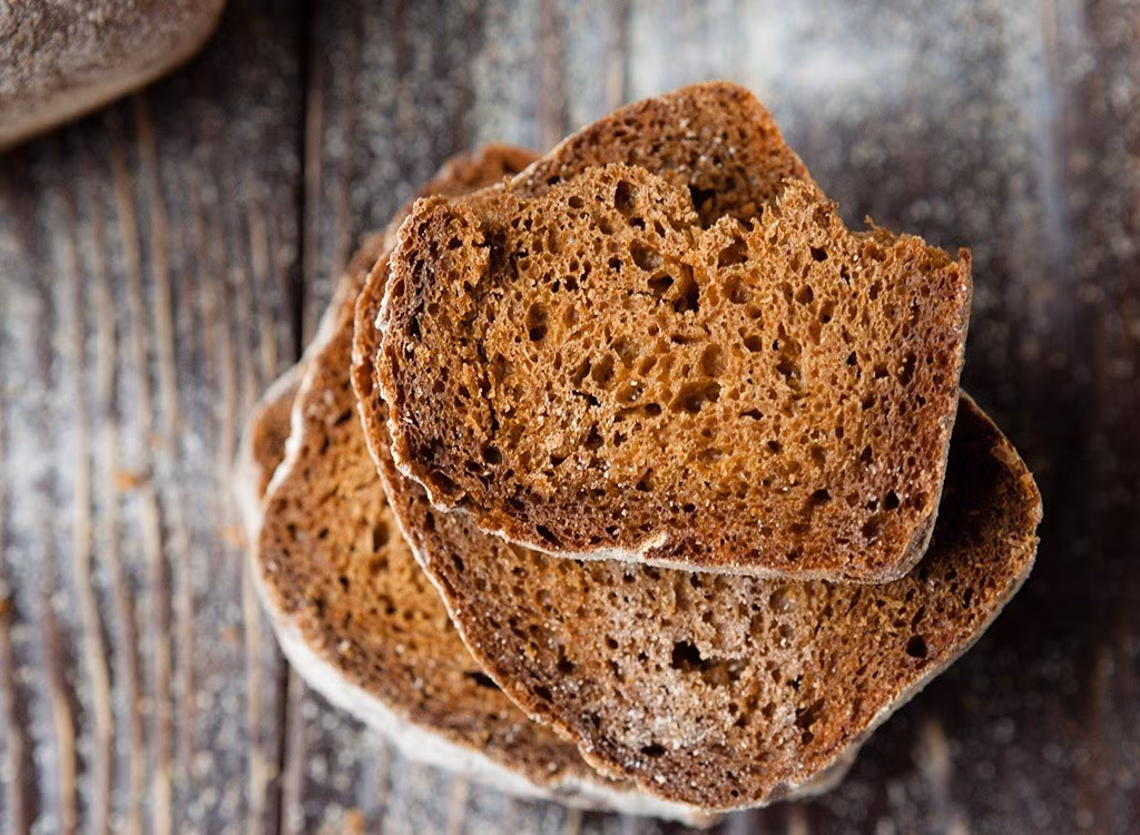 Bánh mì trắng: Hầu hết mọi người đều ăn bánh mì trắng đã qua tinh chế chứ không phải loại nguyên cám. Loại bánh mì này khiến lượng đường trong máu và mức năng lượng của bạn tăng nhanh rồi giảm xuống. Tốt nhất bạn nên chọn bánh mì nguyên cám kèm thêm trứng hữu cơ.