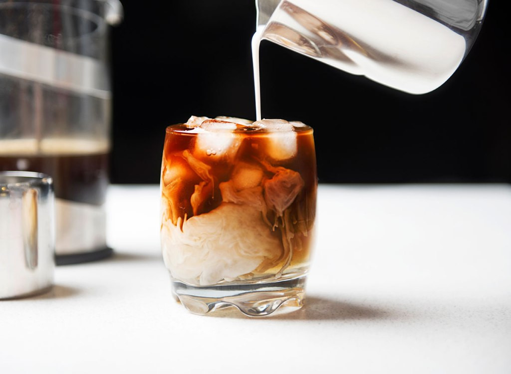 Cà phê: Maggie Michalczyk, chuyên gia dinh dưỡng Mỹ, cho biết: “Hầu hết các thức uống có hương vị cà phê đều có hàm lượng calo và đường cao và ít hoặc không chứa các chất dinh dưỡng khác".