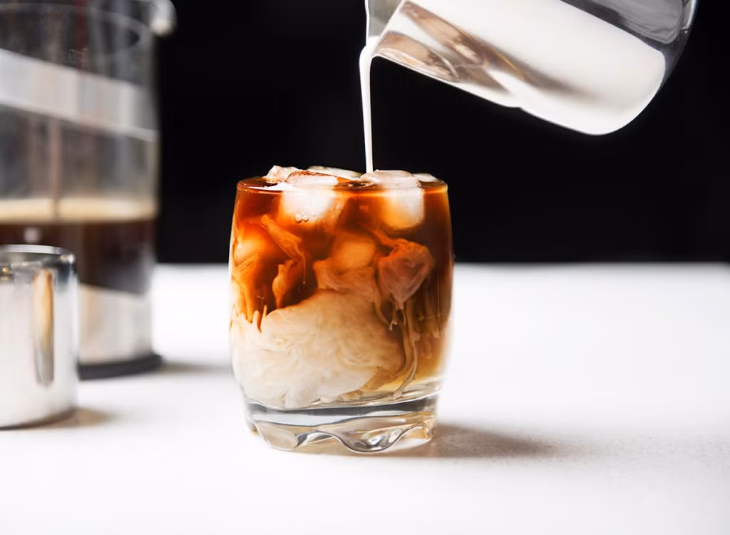 Cà phê: Maggie Michalczyk, chuyên gia dinh dưỡng Mỹ, cho biết: “Hầu hết các thức uống có hương vị cà phê đều có hàm lượng calo và đường cao và ít hoặc không chứa các chất dinh dưỡng khác".