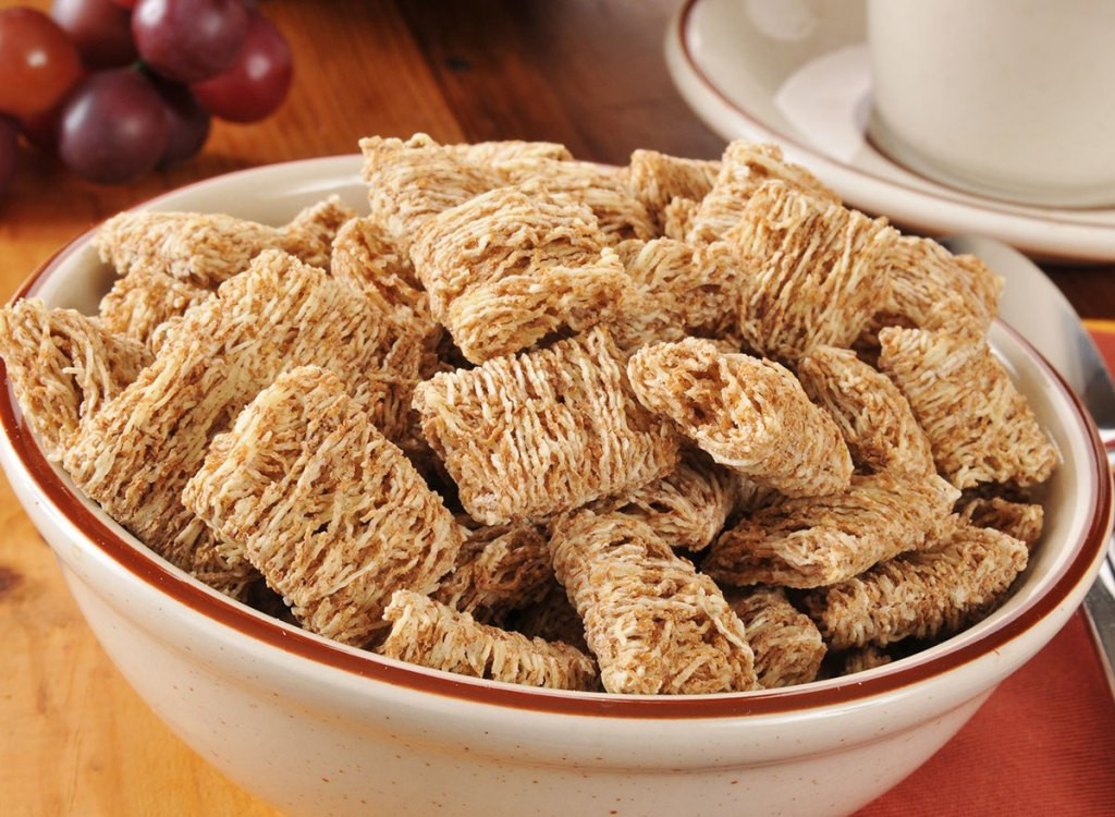 Ngũ cốc khô: Món ăn sáng này thường không giúp bạn thỏa mãn cơn đói vì nó chứa nhiều carbohydrate nhưng lại ít chất xơ. Do đó, nó tiêu hóa nhanh chóng, khiến bạn đói ngay sau đó và tìm kiếm thứ gì khác để ăn.