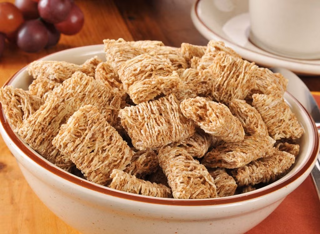 Ngũ cốc khô: Món ăn sáng này thường không giúp bạn thỏa mãn cơn đói vì nó chứa nhiều carbohydrate nhưng lại ít chất xơ. Do đó, nó tiêu hóa nhanh chóng, khiến bạn đói ngay sau đó và tìm kiếm thứ gì khác để ăn.