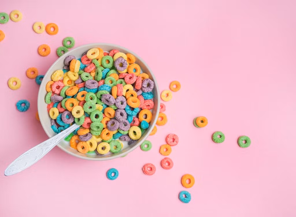 Ngũ cốc ăn sáng có đường: Kelli McGrane MS, RD, chuyên gia dinh dưỡng,cho biết: “Bắt đầu ngày mới với một bát ngũ cốc có thể khiến bạn cảm thấy đói ngay sau đó vì hầu hết ngũ cốc được làm bằng bột tinh chế, có nghĩa là chúng ít chất xơ”.