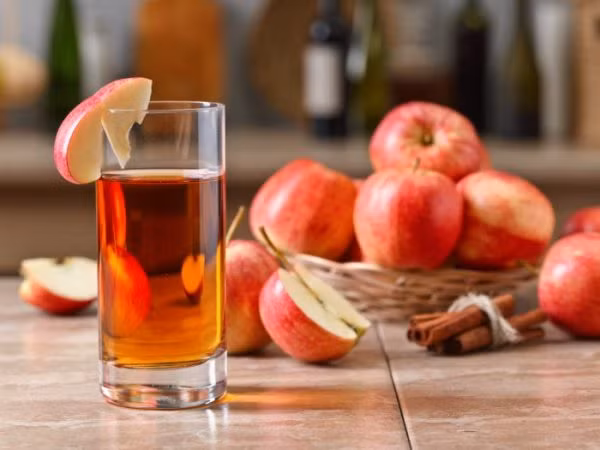 Nước ép táo: Nước ép táo tươi giàu các chất chống oxy hóa tự nhiên giúp đào thải độc tố ra khỏi gan và thận. Nước ép táo giúp bù lại các chất dinh dưỡng bị mất đi và giúp chống lại các độc tố từ môi trường.