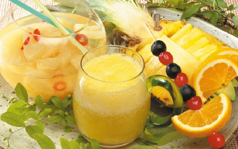 Nước cam –dứa: Hỗn hợp cam và dứa không chỉ giúp thanh lọc cơ thể mà còn dưỡng da từ sâu bên trong. Bên cạnh đó, loại thức uống này tạo nên thức uống thơm ngon, bổ sung vitamin cho cơ thể hoạt động suốt ngày. Để tăng thêm vị ngon, bạn hãy để hỗn hợp trong ngăn mát khoảng vài tiếng rồi sử dụng.