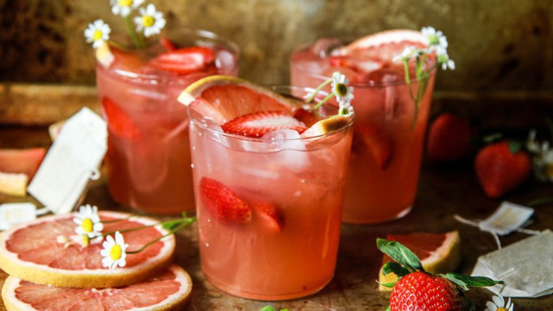 Nước ép dâu tây và bưởi: Acid trong vị chua của bưởi là thành phần hỗ trợ đốt mỡ khá hiệu quả. Trong khi đó, theo Health, dâu tây là loại trái cây chứa hàm lượng chất xơ cao, hạn chế sự thèm ăn cũng như điều chỉnh lượng đường trong máu về mức cân bằng. Ngoài ra, dâu tây còn chứa nhiều dưỡng chất giúp làn da sáng mịn, hồng hào.