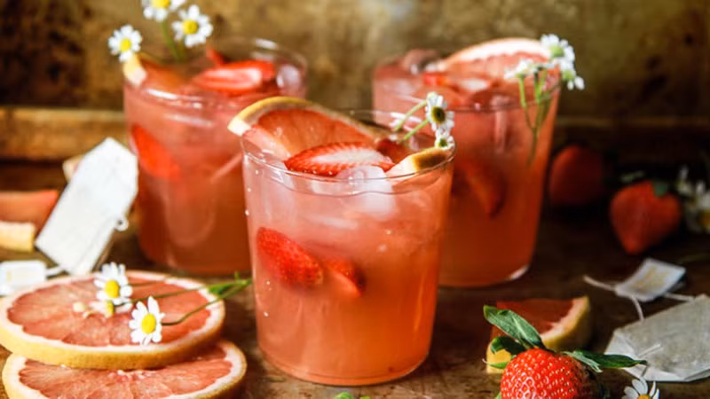 Nước ép dâu tây và bưởi: Acid trong vị chua của bưởi là thành phần hỗ trợ đốt mỡ khá hiệu quả. Trong khi đó, theo Health, dâu tây là loại trái cây chứa hàm lượng chất xơ cao, hạn chế sự thèm ăn cũng như điều chỉnh lượng đường trong máu về mức cân bằng. Ngoài ra, dâu tây còn chứa nhiều dưỡng chất giúp làn da sáng mịn, hồng hào.