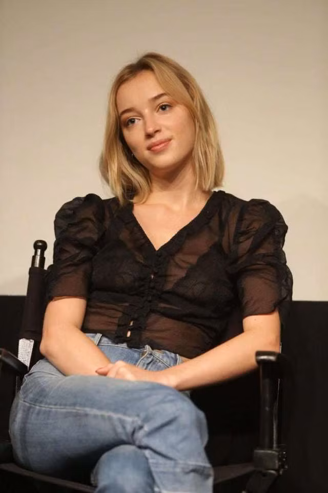 Phoebe Dynevor cũng táo bạo với chiếc áo xuyên thấu khoe nội y cực "nóng mắt". Ảnh: Internet.