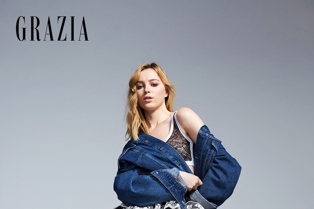 Cách phối đồ cá tính xen lẫn nét gợi cảm của cô khiến nhiều người chú ý.