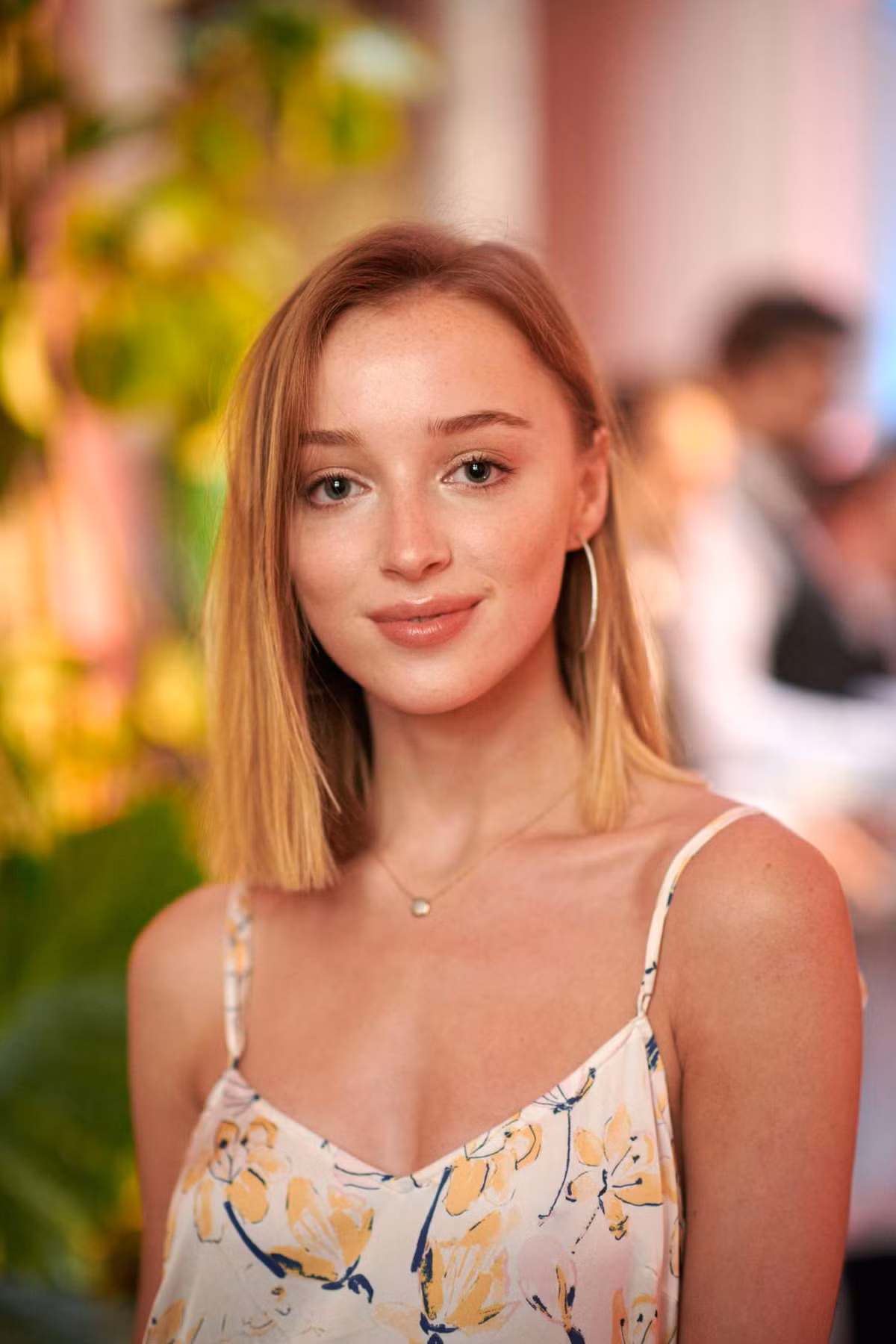 Nhờ vẻ đẹp hình thể quyến rũ vốn có, Phoebe Dynevor chuộng phong cách ăn mặc phóng khoáng.