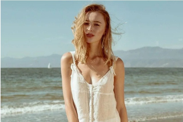 Mỹ nhân sinh năm 1995 thường chọn trang phục trễ nải khoe vòng một đầy đặn.