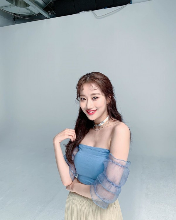 Với nhan sắc tươi trẻ, Na Eun được xem là một biểu tượng của phong cách high teen trong Kbiz.