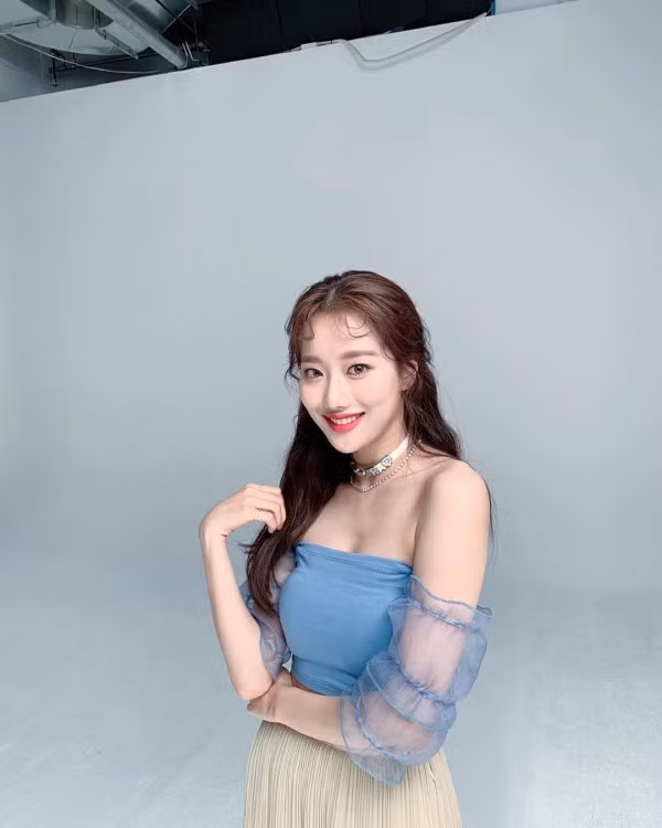 Với nhan sắc tươi trẻ, Na Eun được xem là một biểu tượng của phong cách high teen trong Kbiz.