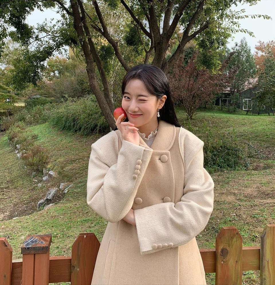 Ngoài đời thường, cô nàng 9X ăn mặc kín đáo và nữ tính hơn nhiều so với lúc lên sân khấu.