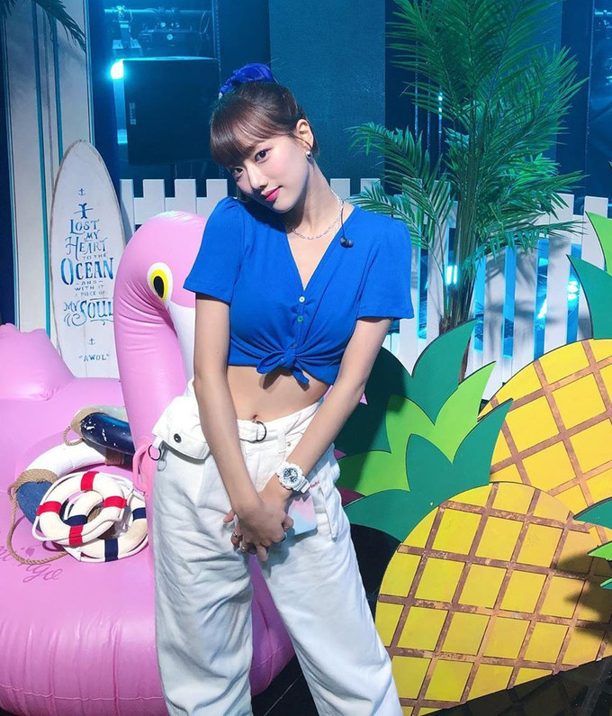 Đôi khi, Na Eun trẻ trung với áo thun buộc vạt và quần jeans trắng nhằm khoe vòng eo thon gọn.