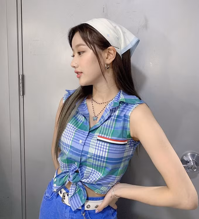 Người đẹp của nhóm nhạc April rất khéo chọn phụ kiện để phong cách thêm trẻ trung tựa các nữ sinh năm 2000.