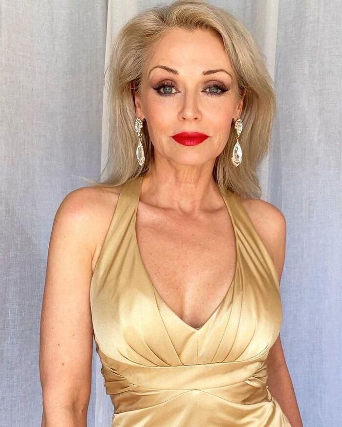 Bữa trưa của cô thường là salad ăn kèm các loại đậu hoặc phomai để cung cấp đủ năng lượng, protein cho cơ thể. Bữa tối khoái khẩu của Kathy là món bí bào sợi nấu cùng sốt cà chua hoặc cá.