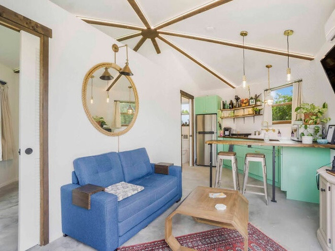 Nội thất bên trong căn nhà thứ 2 được bày trí đơn giản, hiện đại và cũng tận dụng tối đa không gian. Vì có hình bát giác, căn nhà đem lại cảm giác rộng rãi, tràn ngập ánh sáng tự nhiên.