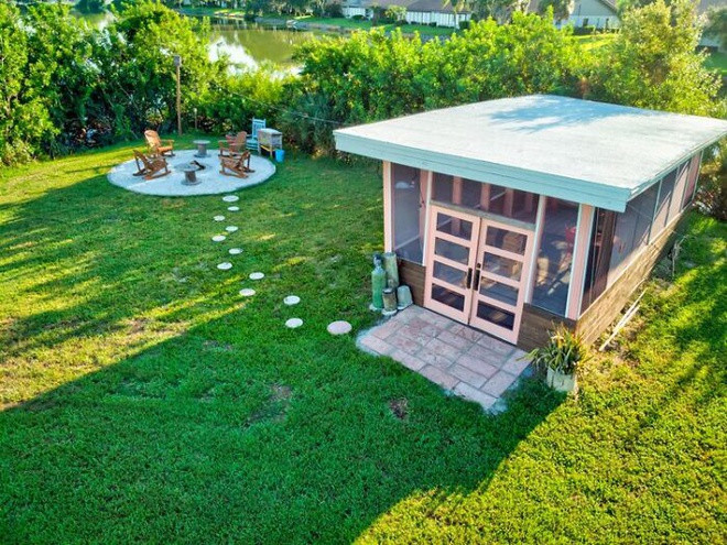 Ngoài ra, hòn đảo của Tim còn có một nhà kho nhỏ bao quanh bằng kính, được tận dụng làm nơi tụ tập ăn uống, tiếp khách hay không gian sinh hoạt chung.