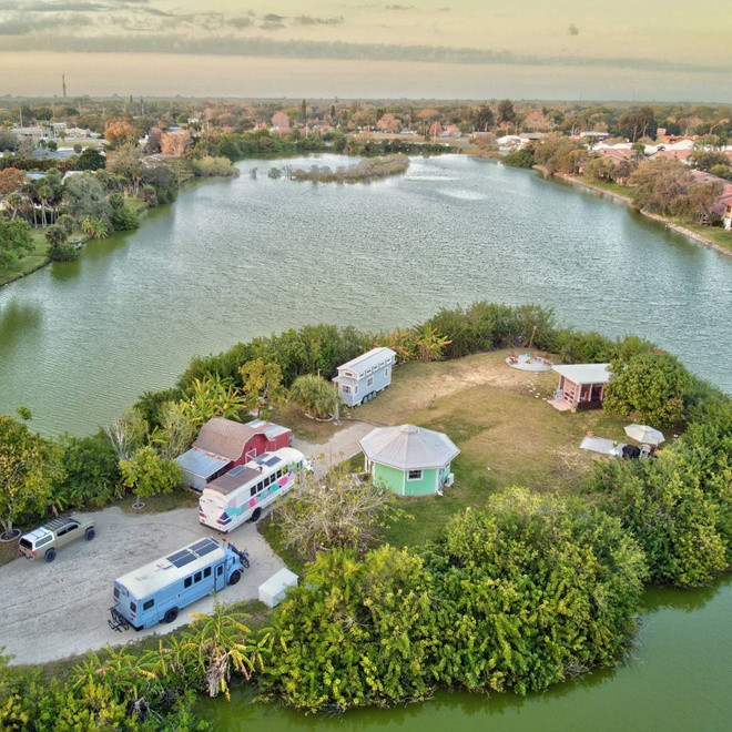 "Tôi rất hài lòng với thiên đường nhỏ bé của mình. Một không gian sống vừa yên tĩnh, trong lành lại có đủ tiện nghi", Tim bày tỏ. Chàng trai Mỹ và bạn gái còn lập một trang Instagram riêng để cập nhật hình ảnh về những ngôi nhà và cuộc sống trên đảo, thu hút hơn 12.000 lượt theo dõi.