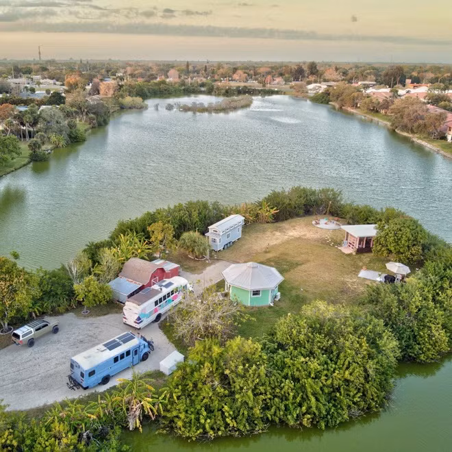 "Tôi rất hài lòng với thiên đường nhỏ bé của mình. Một không gian sống vừa yên tĩnh, trong lành lại có đủ tiện nghi", Tim bày tỏ. Chàng trai Mỹ và bạn gái còn lập một trang Instagram riêng để cập nhật hình ảnh về những ngôi nhà và cuộc sống trên đảo, thu hút hơn 12.000 lượt theo dõi.