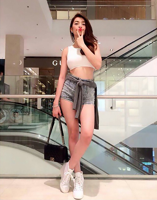 Khi ra phố, Trân Đài khá chuộng các trang phục trẻ trung mà gợi cảm như crop-top cùng quần short nhằm khoe eo thon và cặp chân dài nõn nà.