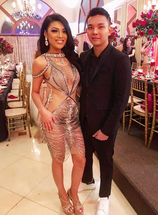 Người đẹp chọn đầm xuyên thấu cắt xẻ táo bạo khi dự sự kiện.