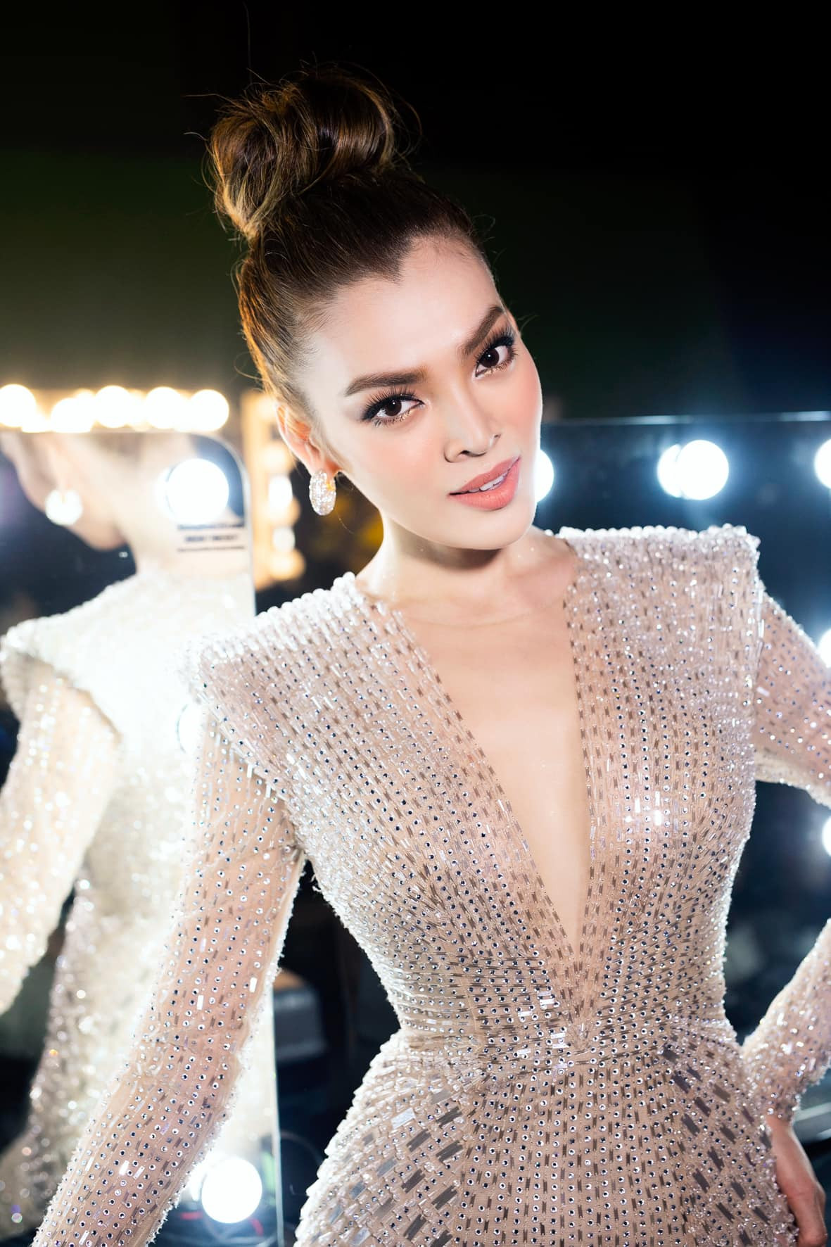 Phùng Trương Trân Đài sinh năm 1992, một Việt kiều sinh sống ở California (Mỹ), bắt đầu phẫu thuật chuyển giới từ năm 15 tuổi. Hiện tại, cô gây ấn tượng bởi gương mặt và vóc dáng nữ tính.