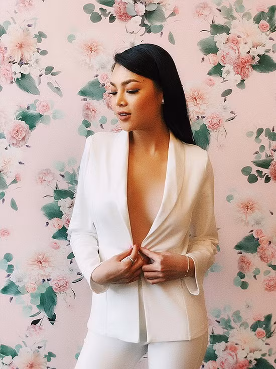 Sống nhiều năm ở Mỹ, người đẹp 9X thoải mái theo đuổi gu thời trang phóng khoáng, phô diễn thân hình săn chắc.