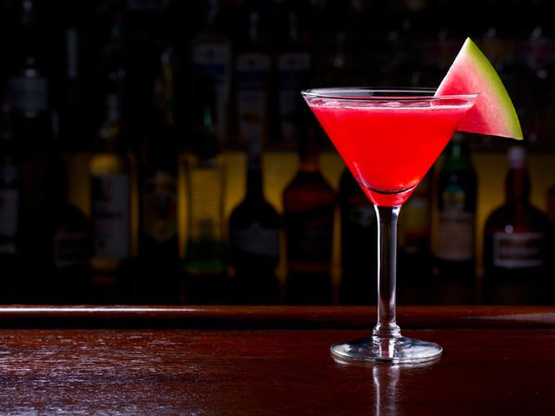 Cocktail dưa hấu: Dưa hấu là loại quả tuyệt vời cho chế độ ăn vì chứa nhiều nước và giúp cải thiện tiêu hóa. Ăn dưa hấu luôn luôn tốt hơn uống nước ép. Tuy nhiên, nếu muốn thay đổi khẩu vị, bạn có thể chế biến món cocktail dưa hấu thơm ngon.