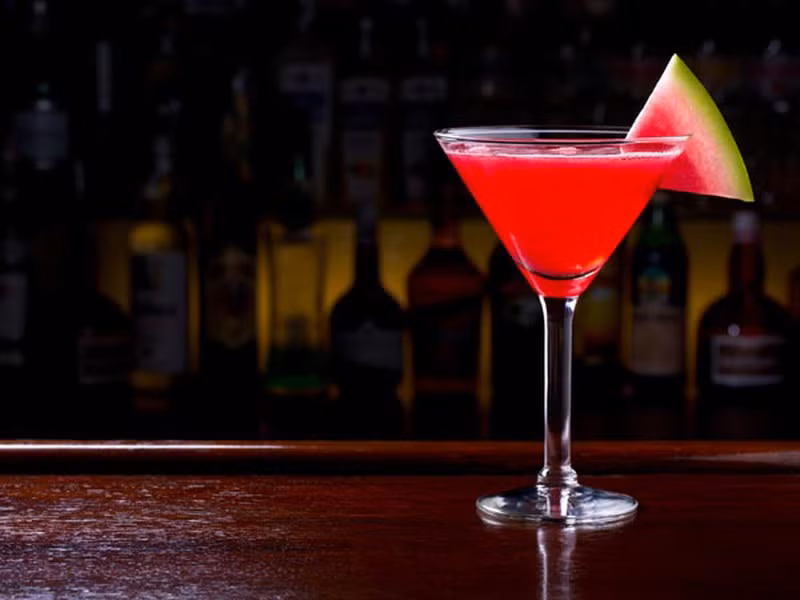 Cocktail dưa hấu: Dưa hấu là loại quả tuyệt vời cho chế độ ăn vì chứa nhiều nước và giúp cải thiện tiêu hóa. Ăn dưa hấu luôn luôn tốt hơn uống nước ép. Tuy nhiên, nếu muốn thay đổi khẩu vị, bạn có thể chế biến món cocktail dưa hấu thơm ngon.