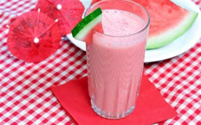 Sinh tố dưa hấu và sữa chua: Bạn có thể làm món sinh tố rất thơm ngon cho mùa hè bằng cách xay dưa hấu với sữa chua. Sinh tố dưa hấu rất tốt cho sức khỏe. Dưa hấu cung cấp nước cho cơ thể và sữa chua giàu canxi và các vi khuẩn có lợi nên giúp hỗ trợ tiêu hóa.