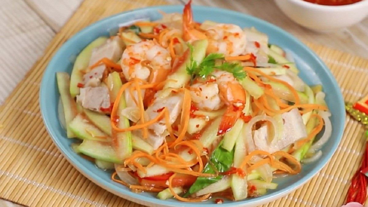 Gỏi vỏ dưa hấu: Khi ăn dưa hấu, ít ai nghĩ tới việc tận dụng vỏ dưa, nhưng thật ra, vỏ dưa làm gỏi rất ngon. Chỉ cần gọt hết phần vỏ xanh bên ngoài, giữ lại phần cùi trắng, đem bào mỏng, vắt ráo rồi trộn tôm, thịt (hoặc có thể trộn chay) cùng hỗn hợp nước trộn gồm giấm, đường, tỏi, ớt sau đó rắc thêm đậu phộng, rau thơm xắt nhỏ là đã có ngay đĩa gỏi ngon lành.