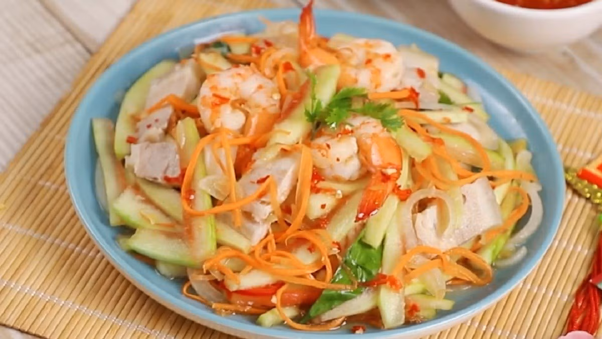 Gỏi vỏ dưa hấu: Khi ăn dưa hấu, ít ai nghĩ tới việc tận dụng vỏ dưa, nhưng thật ra, vỏ dưa làm gỏi rất ngon. Chỉ cần gọt hết phần vỏ xanh bên ngoài, giữ lại phần cùi trắng, đem bào mỏng, vắt ráo rồi trộn tôm, thịt (hoặc có thể trộn chay) cùng hỗn hợp nước trộn gồm giấm, đường, tỏi, ớt sau đó rắc thêm đậu phộng, rau thơm xắt nhỏ là đã có ngay đĩa gỏi ngon lành.