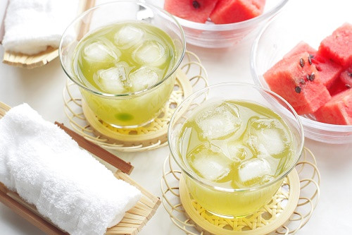 Trà dưa hấu: Đun sôi nước và đổ vào một bình. Ngâm túi trà vào bình nước đã đun sôi. Khi trà hòa tan, bỏ các túi trà, để nguội và bảo quản trong tủ lạnh. Khi dùng, cho thêm một vài miếng dưa hấu cho mỗi ly, cùng với đá và húng quế. Ảnh: IT.