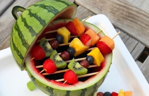 “BBQ” dưa hấu: Đây chính là món tráng miệng tuyệt vời cho bữa tiệc ngoài trời với cách trang trí bắt mắt và có thể thưởng thức nhiều loại quả cùng lúc.