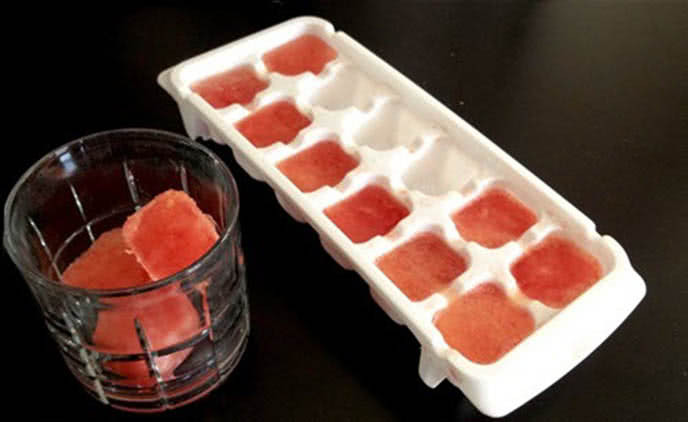 Đá viên dưa hấu: Thay vì sử dụng đá viên bình thường cho cốc nước ngọt có ga của mình, bạn có thể dùng những viên dưa dấu đóng đá để làm cho thức uống có vị độc đáo hơn.