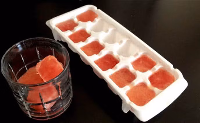 Đá viên dưa hấu: Thay vì sử dụng đá viên bình thường cho cốc nước ngọt có ga của mình, bạn có thể dùng những viên dưa dấu đóng đá để làm cho thức uống có vị độc đáo hơn.