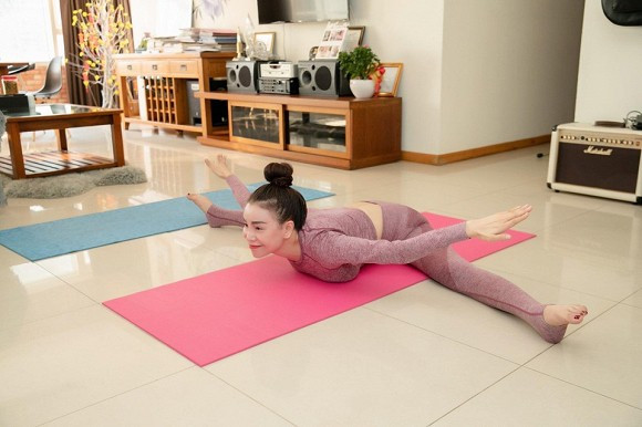 Để giữ được vóc dáng nóng bỏng, Trà Ngọc Hằng tập yoga, gym, đánh golf, tennis, múa cột và tập nhảy rất chăm chỉ. Cô dành nhiều thời gian nhất cho yoga, còn gym và múa cột ít hơn.