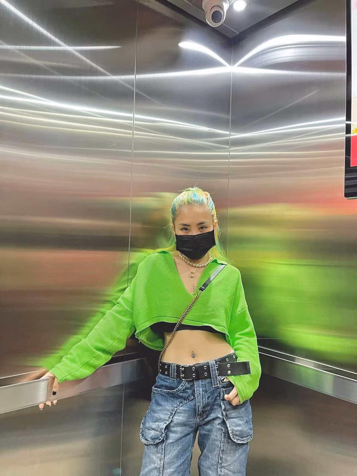 Người đẹp khoe vòng eo thon thả với áo croptop sáng màu và quần jeans.