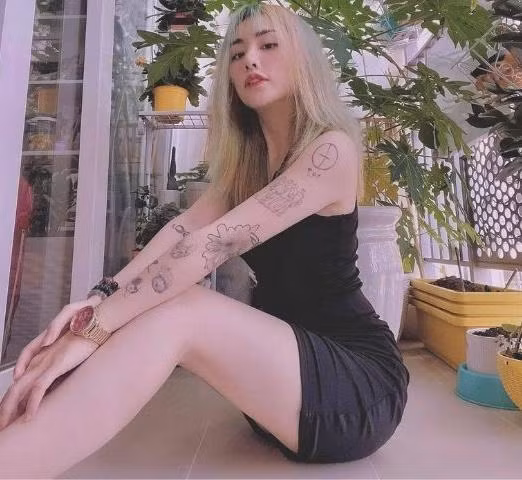 Cô không ngại diện những bộ trang phục ôm sát, pose dáng sexy trước ống kính. 