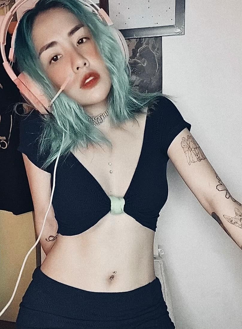 Không chỉ ăn mặc gợi cảm, Du Uyên cũng khá chăm thay đổi màu tóc nhuộm.