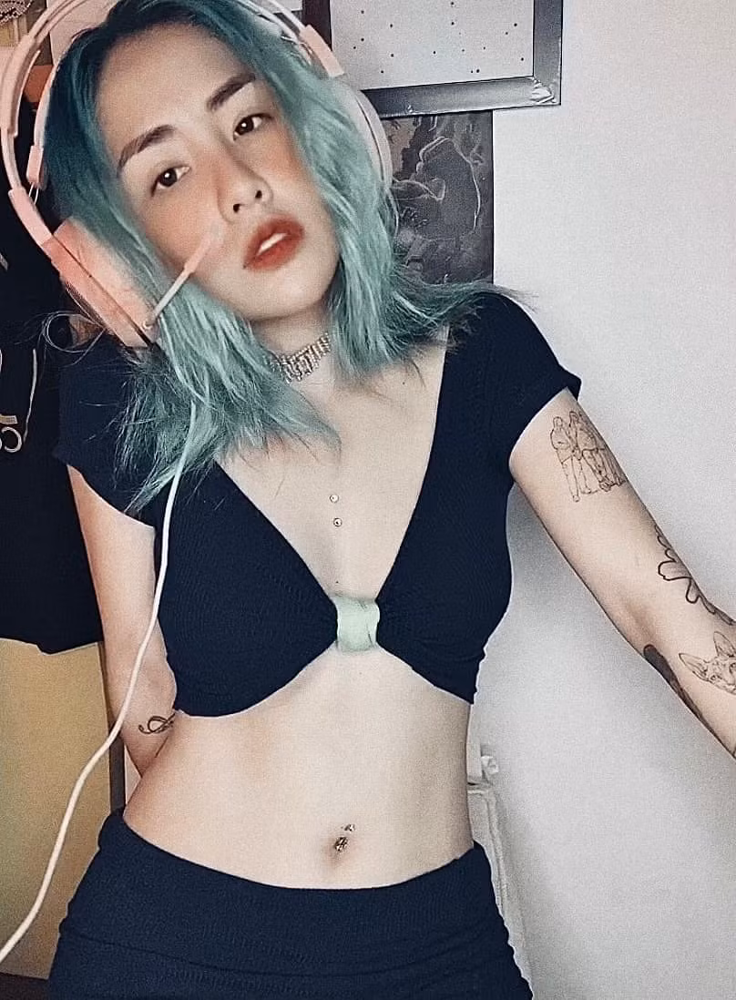 Không chỉ ăn mặc gợi cảm, Du Uyên cũng khá chăm thay đổi màu tóc nhuộm.