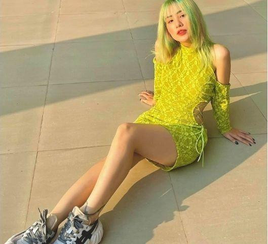 Phong cách thời trang của nữ ca sĩ sinh năm 1993 theo đuổi là style gợi cảm kết hợp khỏe khoắn.