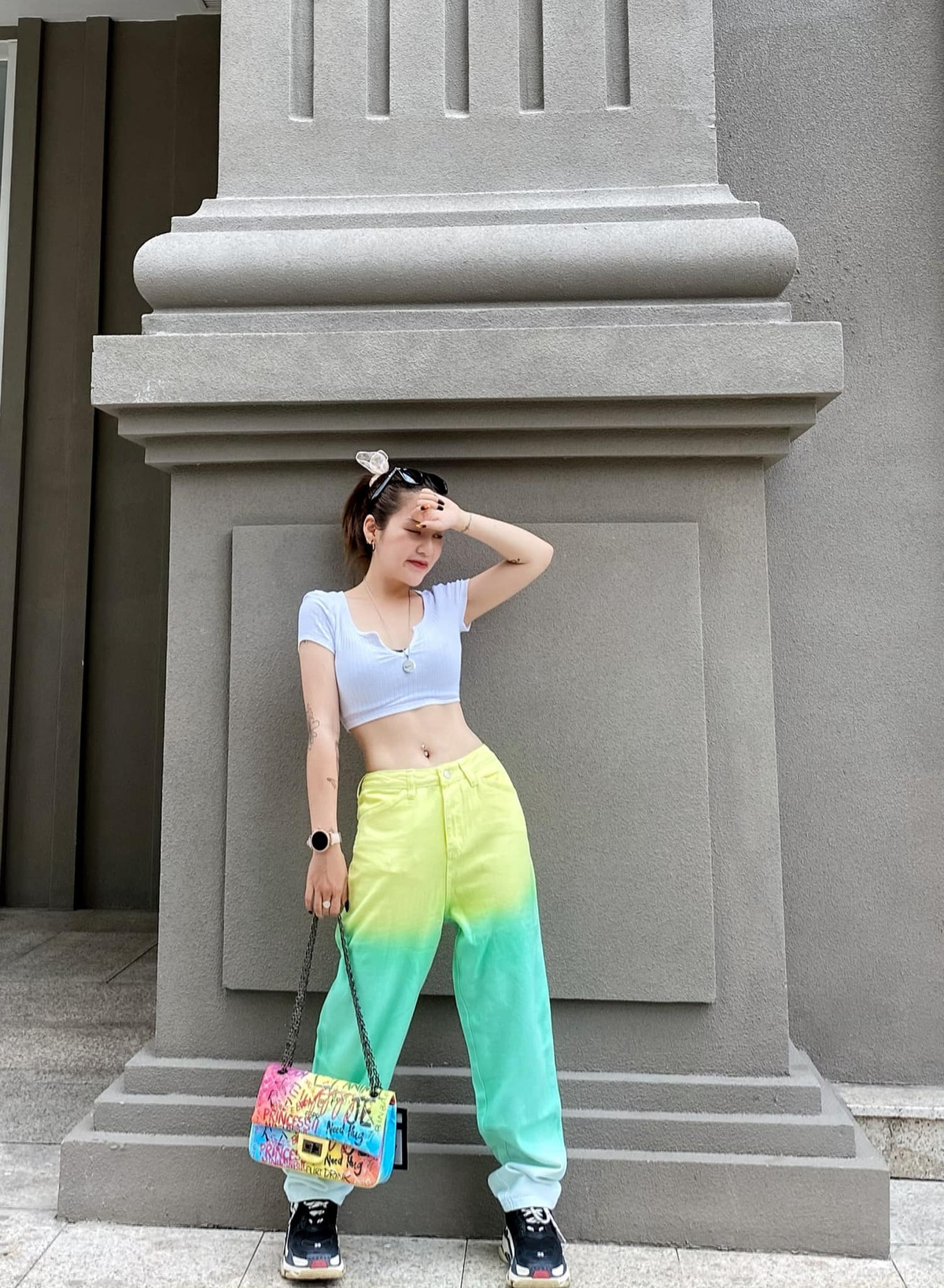 Cô được xem là một "tắc kè hoa" bởi thường xuyên diện các trang phục sặc sỡ.