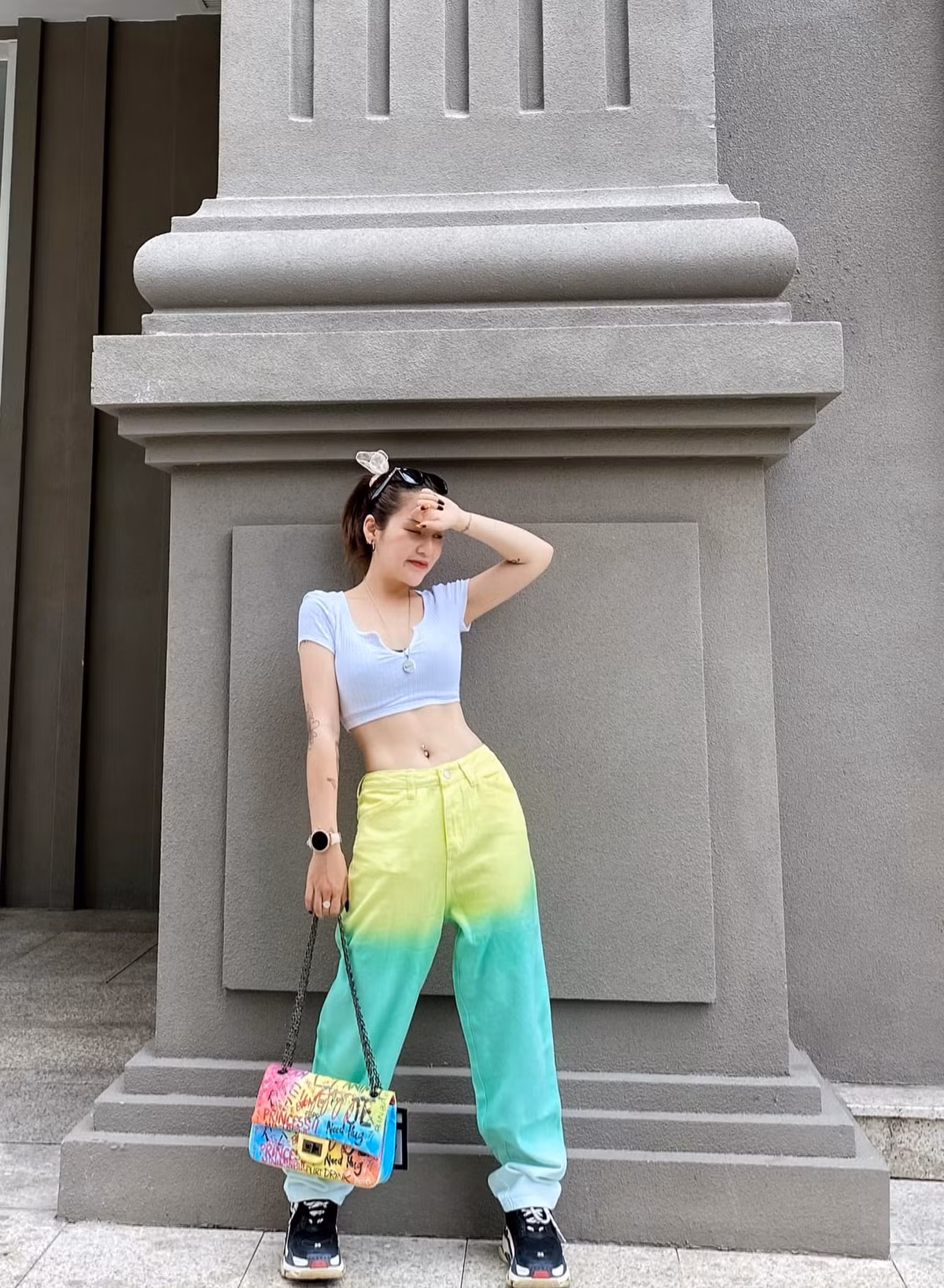 Cô được xem là một "tắc kè hoa" bởi thường xuyên diện các trang phục sặc sỡ.