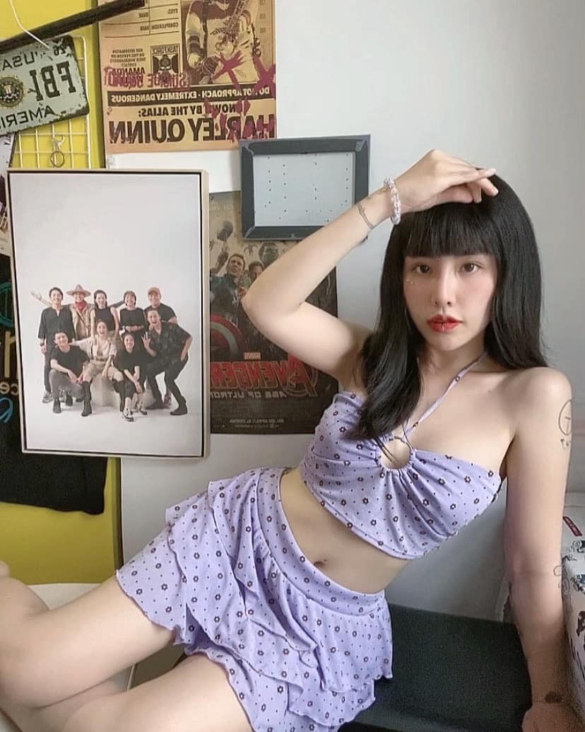 Người đẹp diện set đồ màu tím khoe vóc dáng cơ thể đầy nuột nà. Ảnh: FB.