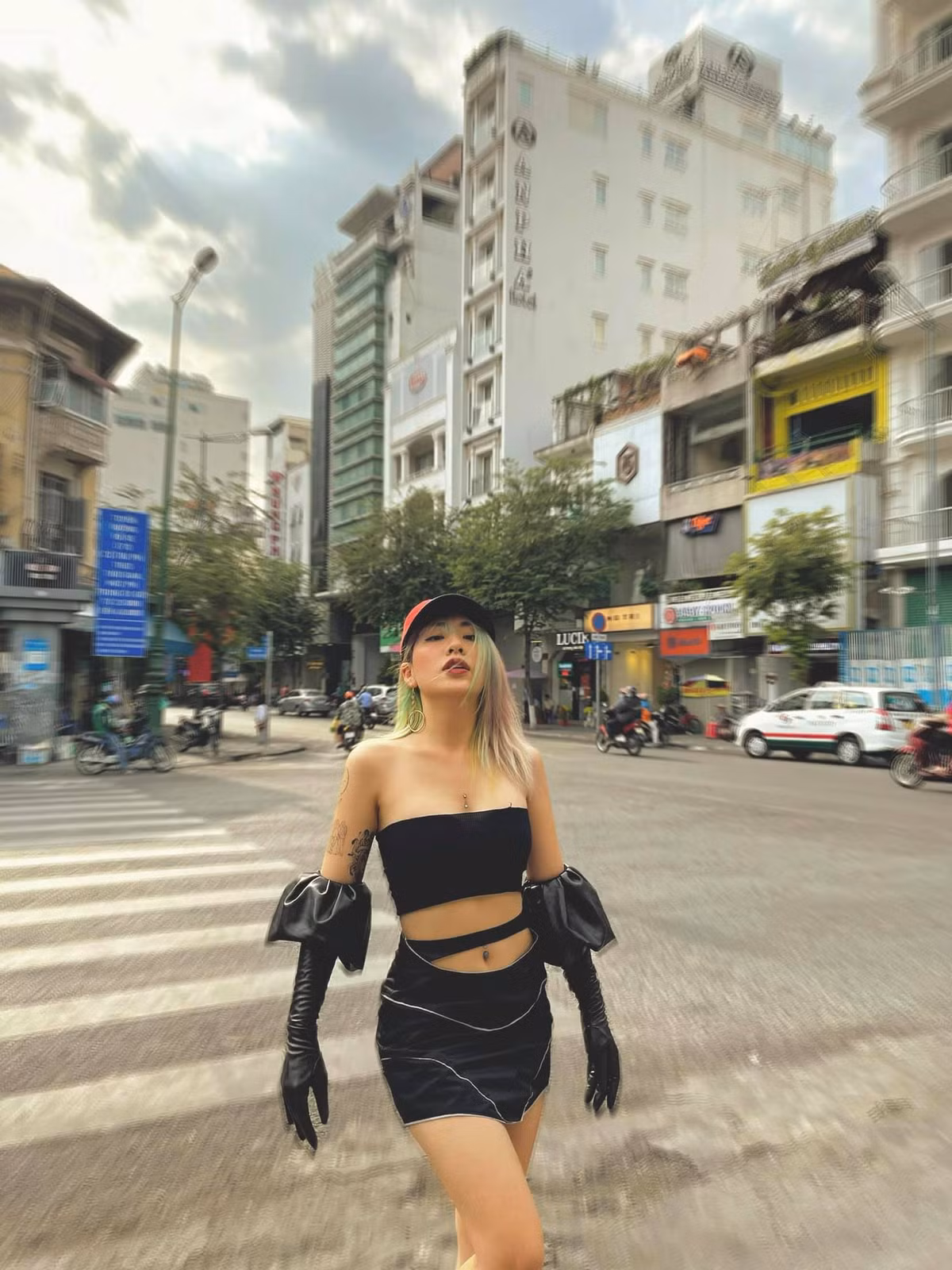 Dù xuống phố đông người nhưng nữ ca sĩ cũng không ngại diện những trang phục cắt xẻ táo bạo.